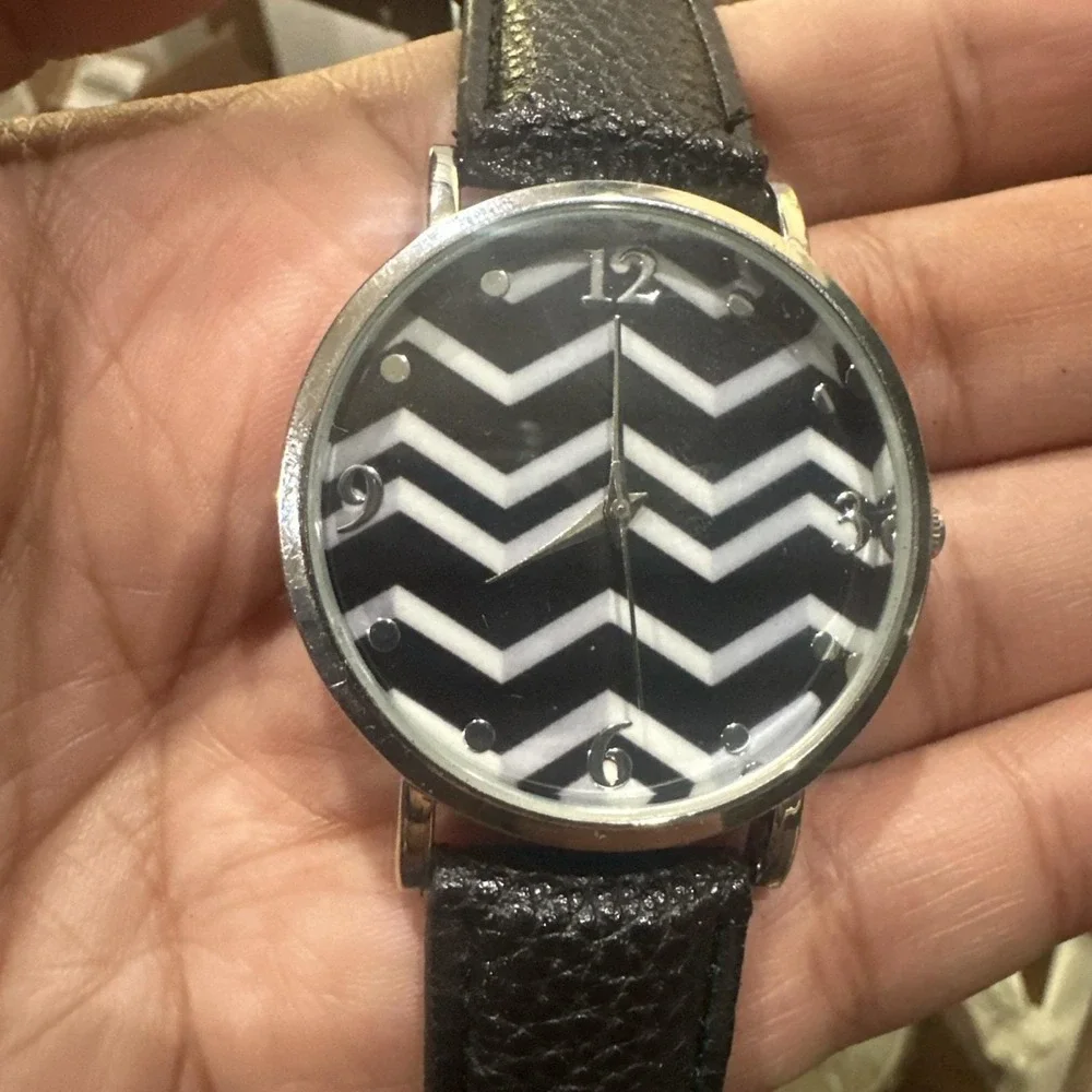 Working 40mm Zig‎ Zag Black & White Gold Tone Watch With Black Leather Strap